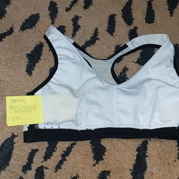 Very cute white with black pipeline sports bra - Picture 5 of 7